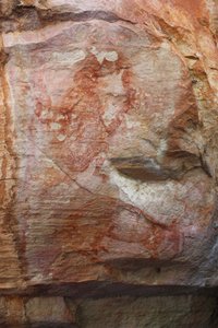 Figura humana roja y wallaby